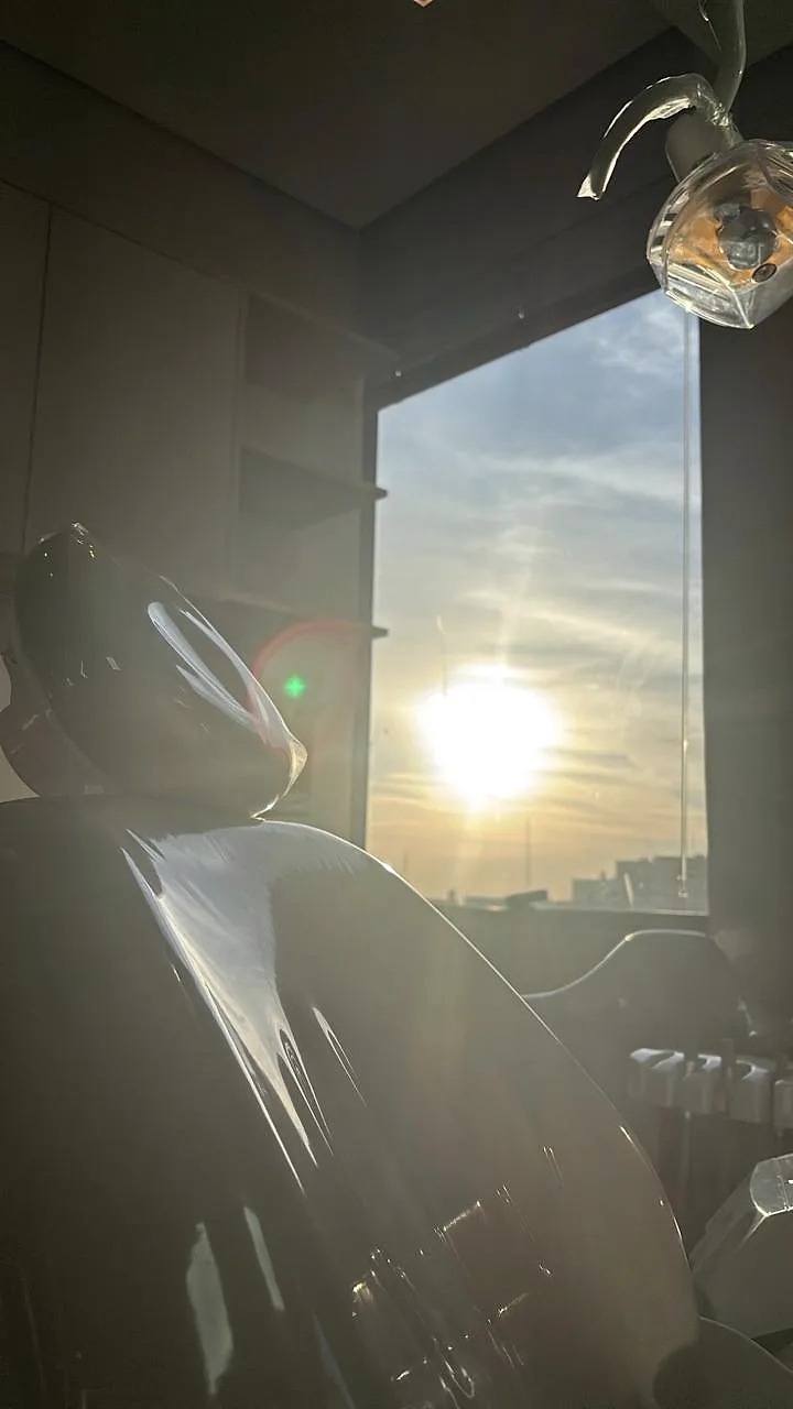 Janela do consultório com vista para o pôr do sol