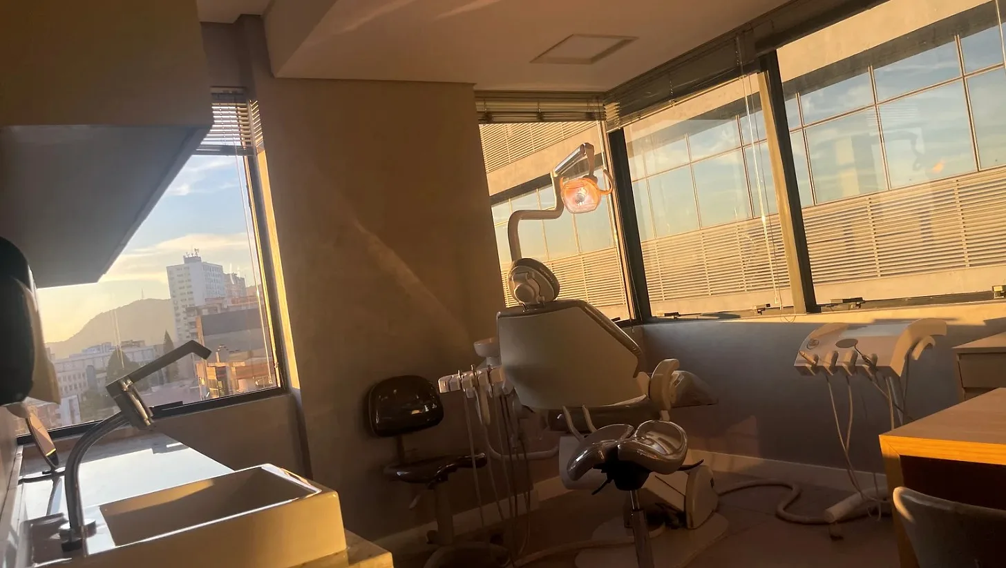 Sala de atendimento iluminada pela luz do fim de tarde